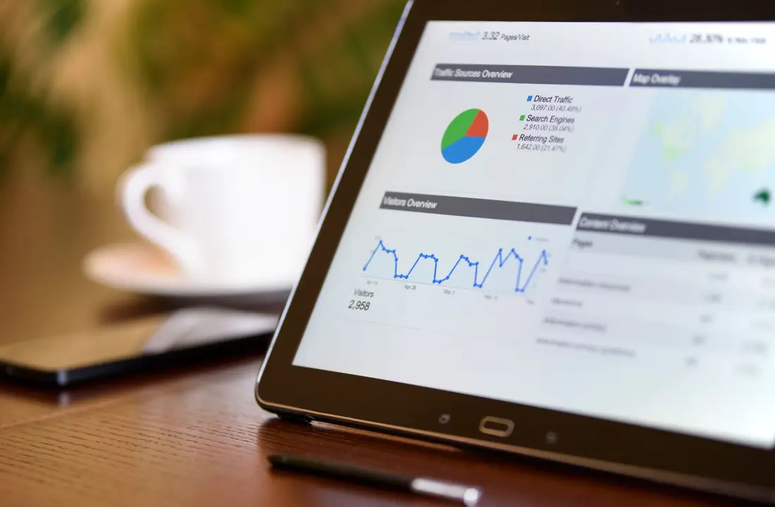 Un tableau de bord d'analyse affiché sur une tablette posée sur un bureau